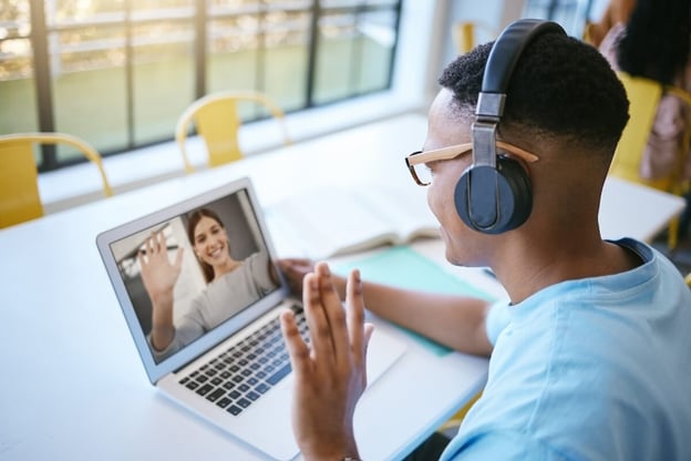 Employee lifecycle: employee talking to his colleague online