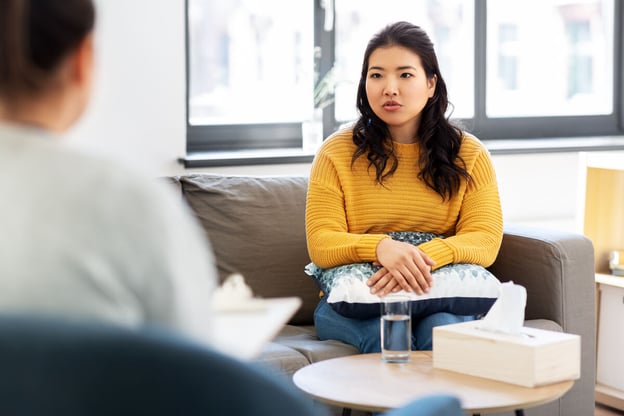 FMLA for mental health: woman talking to a psychologist