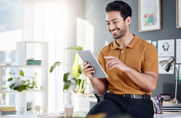 Manager using a tablet