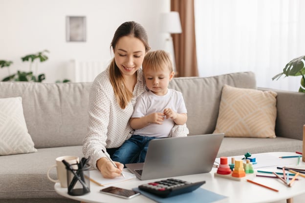 Parental leave: mom spending time with her baby