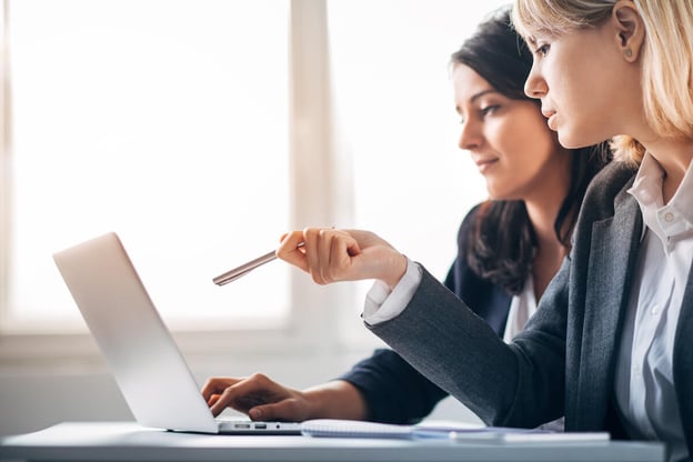 Automate HR processes: colleagues using a laptop