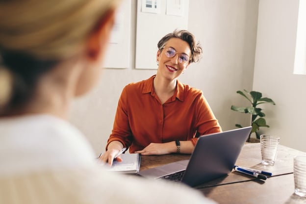 HR case management: HR manager talking to an applicant