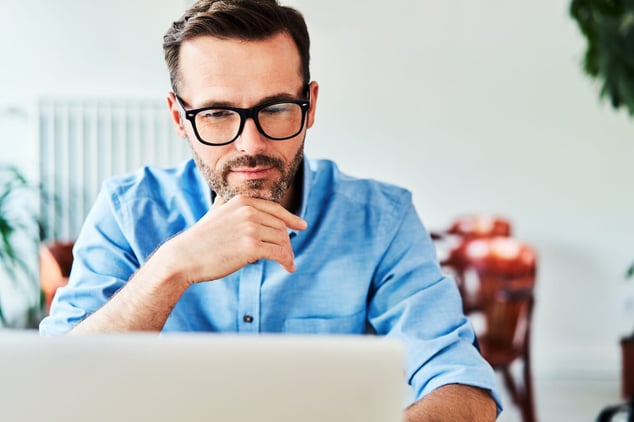 How does workers comp work: employee reading something on his laptop
