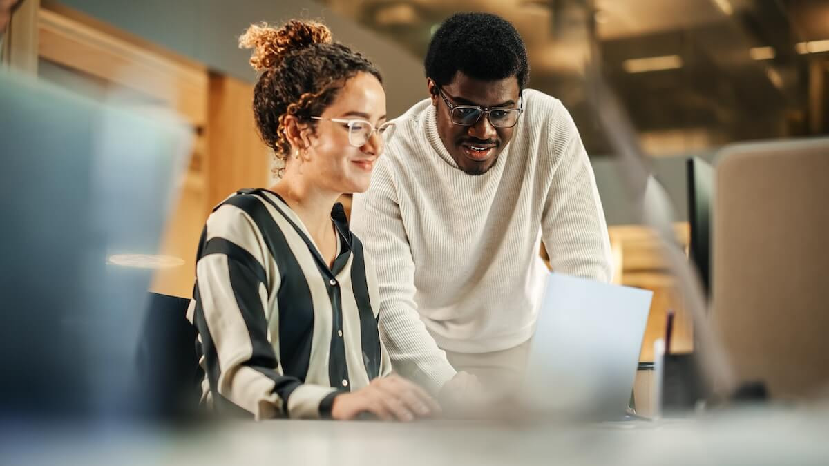 2 colleagues using a laptop