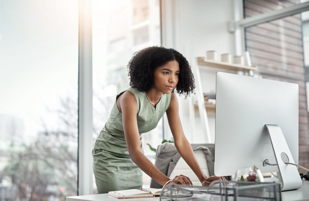 HR compliance checklist: HR manager using a computer