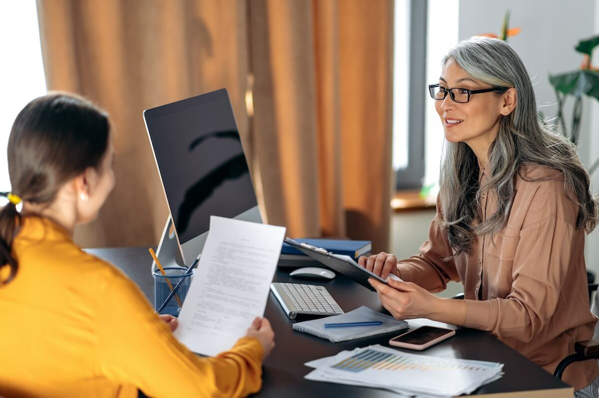 Employee relationship management software: HR manager talking to an employee