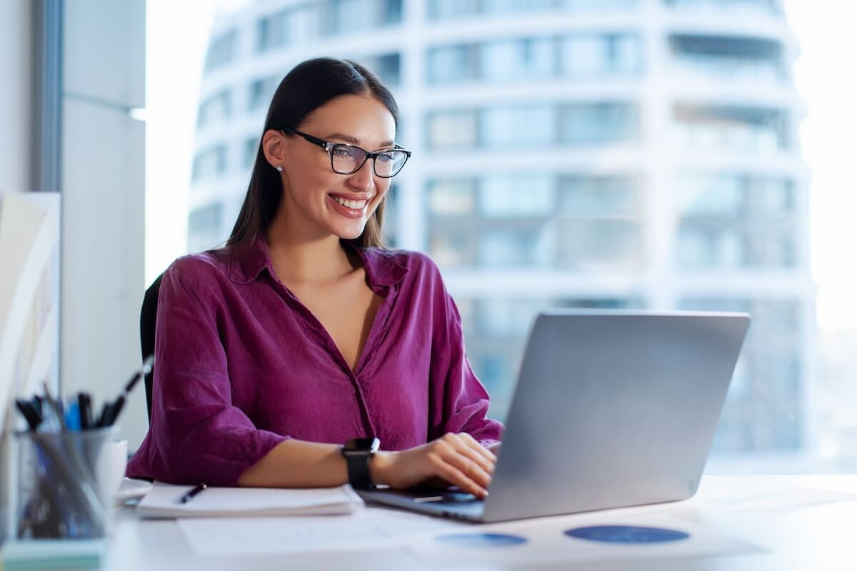 HR manager wearing a pair of eyeglasses, using a laptop