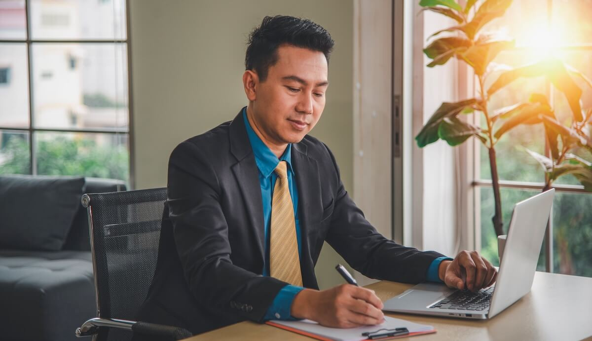Leave of absence tracking softtware: HR manager writing on a clipboard