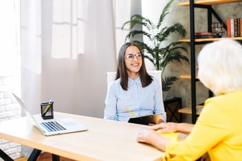 Non FMLA medical leave: HR manager talking to an employee